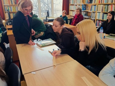 Ученици от ПХГ „Дамян Дамянов“ участваха в урок, посветен на „Крадецът на праскови“ в библиотека „Зора“