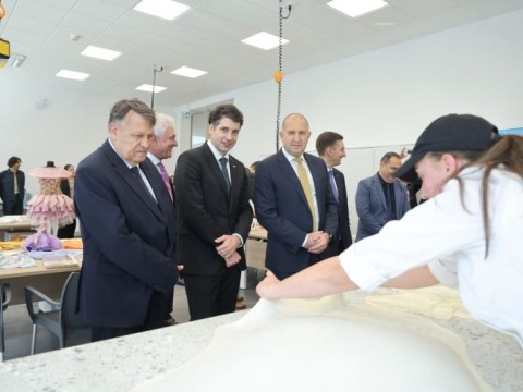 Радев: Успяват тези, които развиват знанията и уменията на младите хора