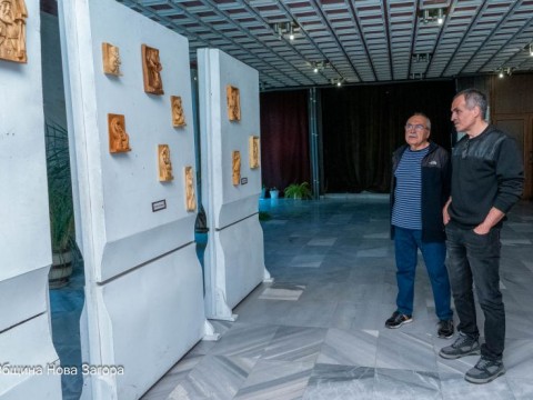 Изложбата „Когато дървото проговори“ представя над 80 творби в Нова Загора