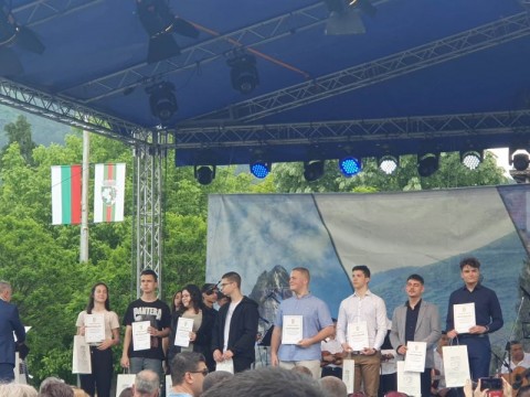 Кметът на Сливен Стефан Радев награди ученици от ПГПЗЕ