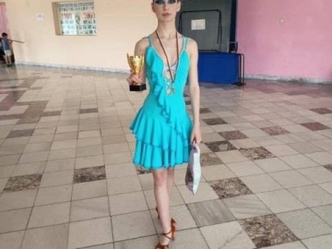 Момичетата от клуб „Яница – Т.А.“ с купа и медали от танцов турнир в Сливен