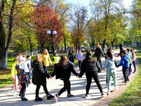 Деца от Нова Загора засадиха фиданка с призив „Не на насилието!“