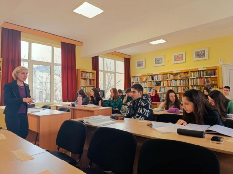 Ученици от ПХГ „Дамян Дамянов“ участваха в урок, посветен на „Крадецът на праскови“ в библиотека „Зора“