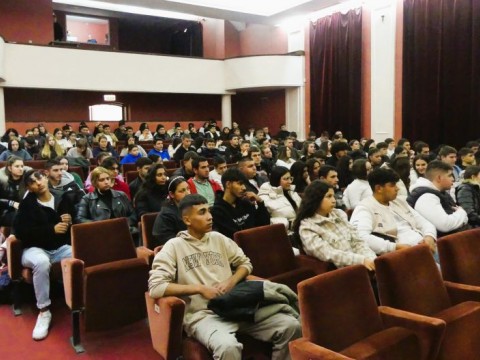 Ученици от Нова Загора се срещнаха с комисар Явор Колев на тема „Киберсигурност и опасности в интернет“