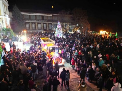 С топлина, светлина и балканско сърце Котел посрещна Дядо Коледа и Снежанка