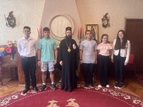 Сливенският митрополит Арсений награди талантливи деца от гр. Сливен