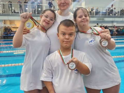 Смелите делфини