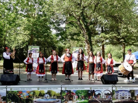 По повод Еньовден на събор край Тунджа в новозагорското с. Баня