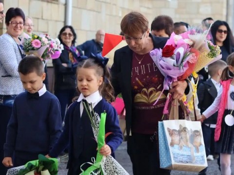 142 първокласници започнаха учебната година в община Котел