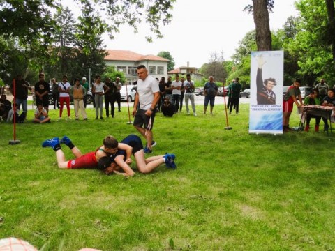 Село Стоил Войвода отдаде почит на Никола Динев с турнир по борба за 1 юни