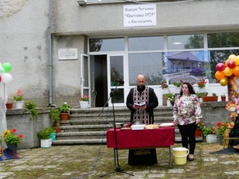 Бял кладенец отпразнува Димитровден с вяра, песни и кръшни хора