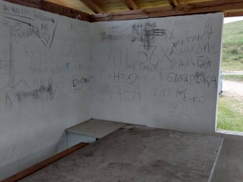 Доброволци обновиха заслона и почистиха Потопената църква край яз. Жребчево