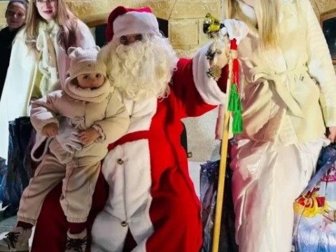 С топлина, светлина и балканско сърце Котел посрещна Дядо Коледа и Снежанка