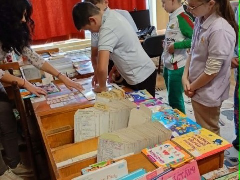Ученици влязоха в ролята на библиотекари и актьори в библиотека „Зора“