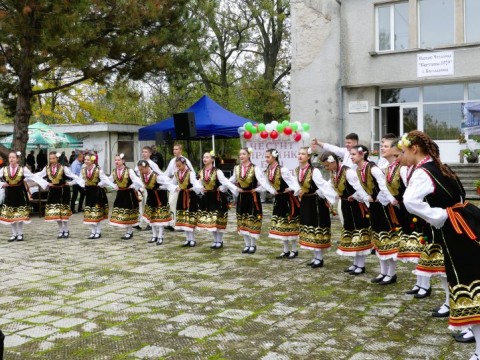 Бял кладенец отпразнува Димитровден с вяра, песни и кръшни хора