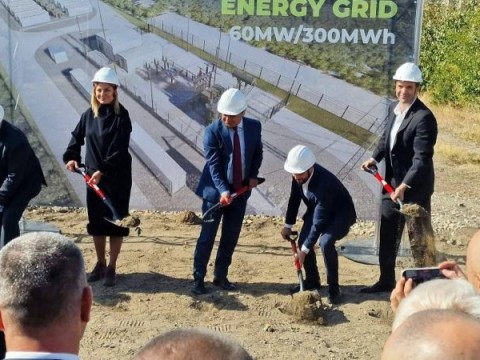 В Твърдица започна изграждането на батериен парк с технология Tesla Megapack 2XL