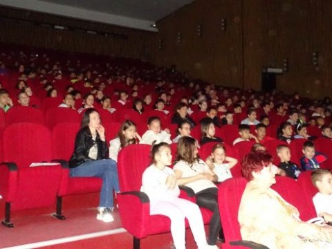 Пътуващо кино „Фанагория“ зарадва учениците в Нова Загора преди 1 юни