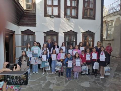 В навечерието на Димитровден, талантливите ни художници се представиха чудесно в 32-то издание на общоградският конкурс за рисунка „Аз и моят град“! На церемонията по награждаване в двора на галерия „Миркович“, нашите ученици обраха почти всички награди в