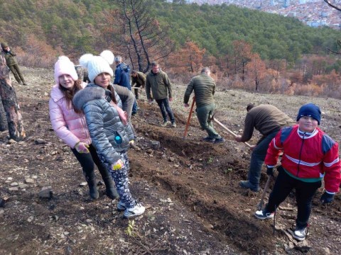 ОУ „ПАНАЙОТ ХИТОВ“ СЕ ВКЛЮЧИ АКТИВНО В ЗАЛЕСЯВАНЕТО НА МЕСТНОСТ „БАРМУК БАИР“