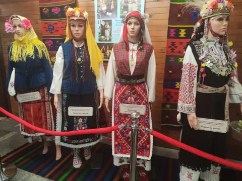 Изложба на Детелина Дачева представя богатството на българските носии в Котел