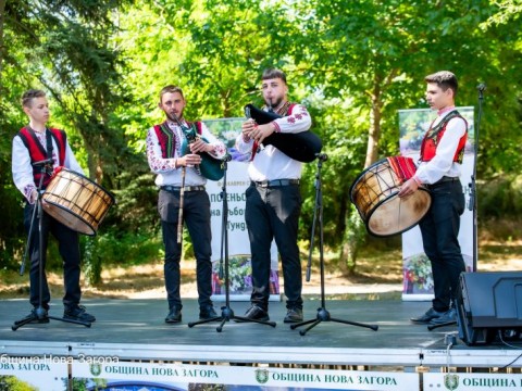 Фолклорният събор „По Еньовден край Тунджа“ отново събра почитатели на традицията в село Баня