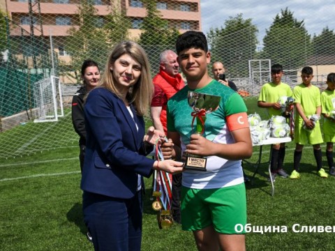  Наградиха победителите във футболен турнир, организиран от местната комисия за борба с противообществените прояви