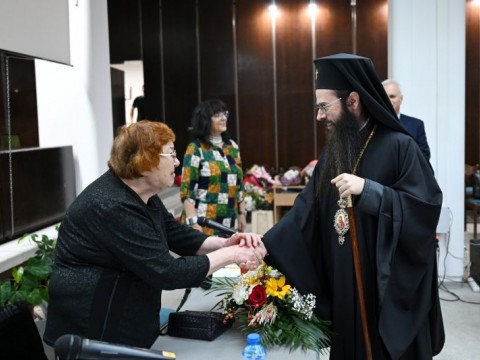 Плакет на Община Сливен за доц. Мария Тодорова по време на представянето на Алманах II 