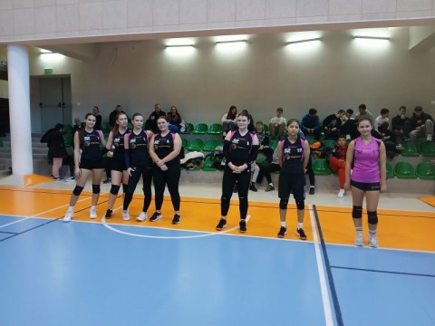 Волейболни срещи от Ученически игри 2025/2026 събраха ученици в спортна зала „Младост“