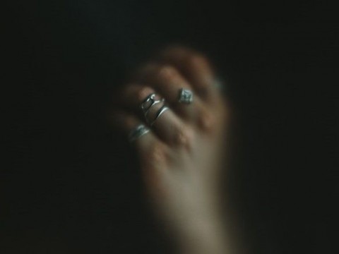 Как да носим няколко сребърни пръстена едновременно