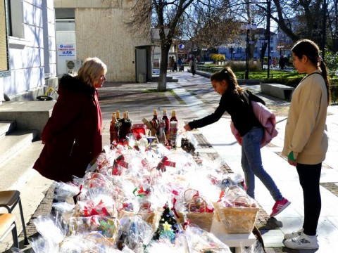 Коледен базар в Нова Загора с мисия за добротворство