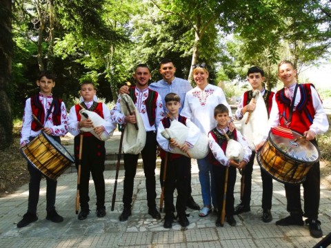 Село Баня отпразнува Еньовден с пъстър фолклорен събор край Тунджа