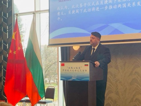 Вицепремиерът Зафиров и Сяо Дзие на подписване на българо-китайски споразумения