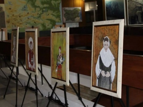 Изложба за българската традиционна носия гостува в Природо-научния музей в Котел