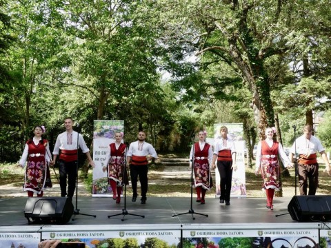 По повод Еньовден на събор край Тунджа в новозагорското с. Баня