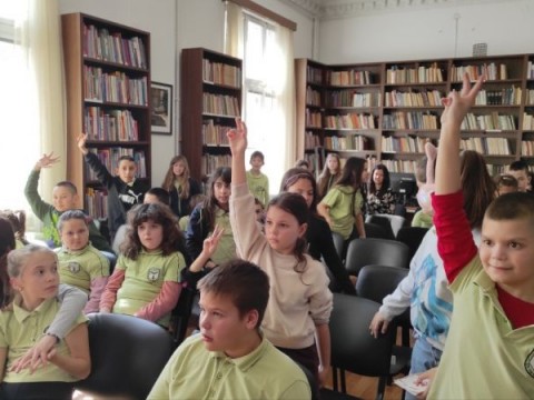 Деца посрещнаха Баба Марта в РБ „Сава Доброплодни“ – Сливен