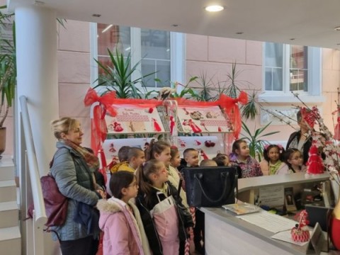 Деца посрещнаха Баба Марта в РБ „Сава Доброплодни“ – Сливен