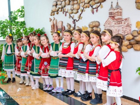 Лазарки внесоха пролетно настроение и духа на българската традиция в Община Нова Загора