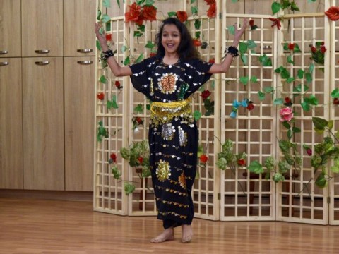 Традиционен индийски танц изпълни талантлива ученичка от клуб "Веселие"