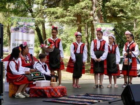 По повод Еньовден на събор край Тунджа в новозагорското с. Баня