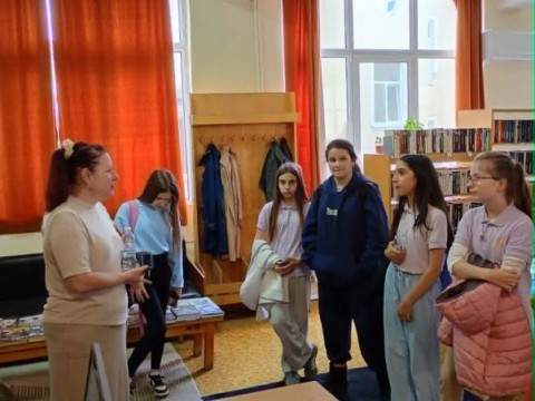 Ученици влязоха в ролята на библиотекари и актьори в библиотека „Зора“