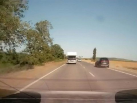 Санкциониран е водач за рисково изпреварване след публикация в социалните мрежи