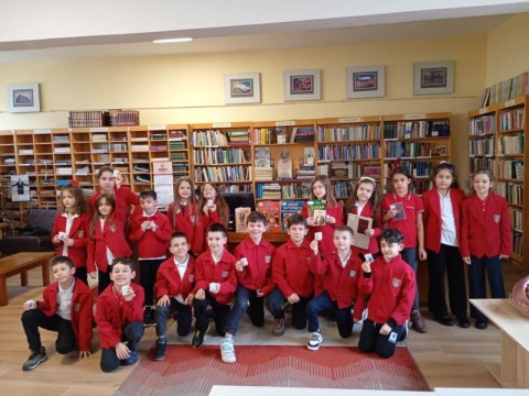 Беседа за Левски и творческа работилница събраха първокласници в библиотека „Зора“