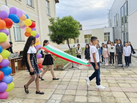 3 045 ученици започнаха новата учебна година в община Нова Загора