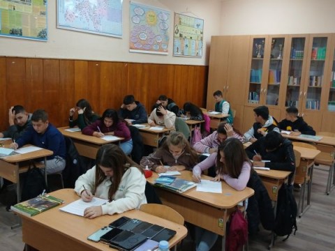 Със знание и усмивки: Седмокласниците от СУ „Георги Каравелов“ – Шивачево отбелязаха Деня на народните будители