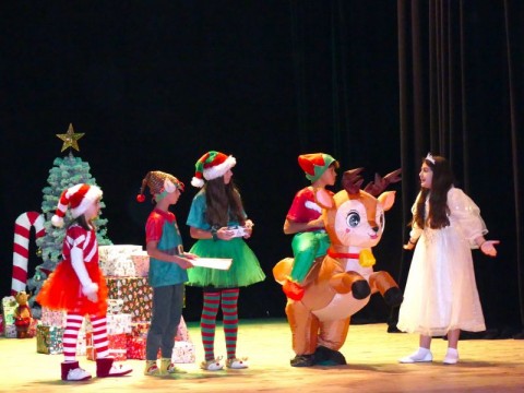 „Изгубеният коледен звън“ донесе коледна магия на децата в Нова Загора