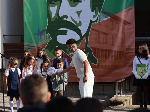 142 първокласници започнаха учебната година в община Котел