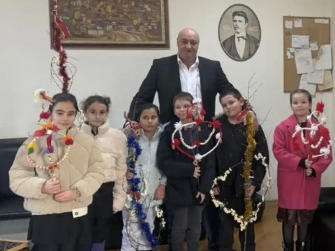 Ученици от НУФИ „Филип Кутев“ сурвакаха кмета на община Котел