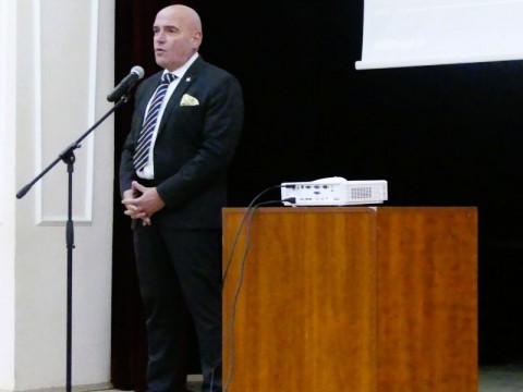 Ученици от Нова Загора се срещнаха с комисар Явор Колев на тема „Киберсигурност и опасности в интернет“