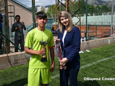  Наградиха победителите във футболен турнир, организиран от местната комисия за борба с противообществените прояви