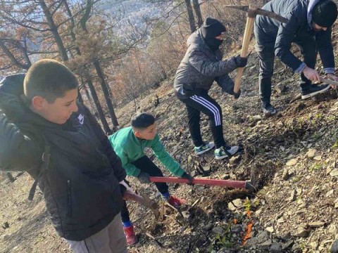 ОУ „ПАНАЙОТ ХИТОВ“ СЕ ВКЛЮЧИ АКТИВНО В ЗАЛЕСЯВАНЕТО НА МЕСТНОСТ „БАРМУК БАИР“